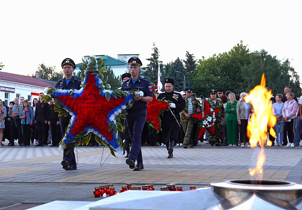 ПАМЯТЬ ПОГИБШИХ В ВЕЛИКОЙ ОТЕЧЕСТВЕННОЙ ВОЙНЕ ПОЧТИЛИ В ТИХОРЕЦКОМ РАЙОНЕ